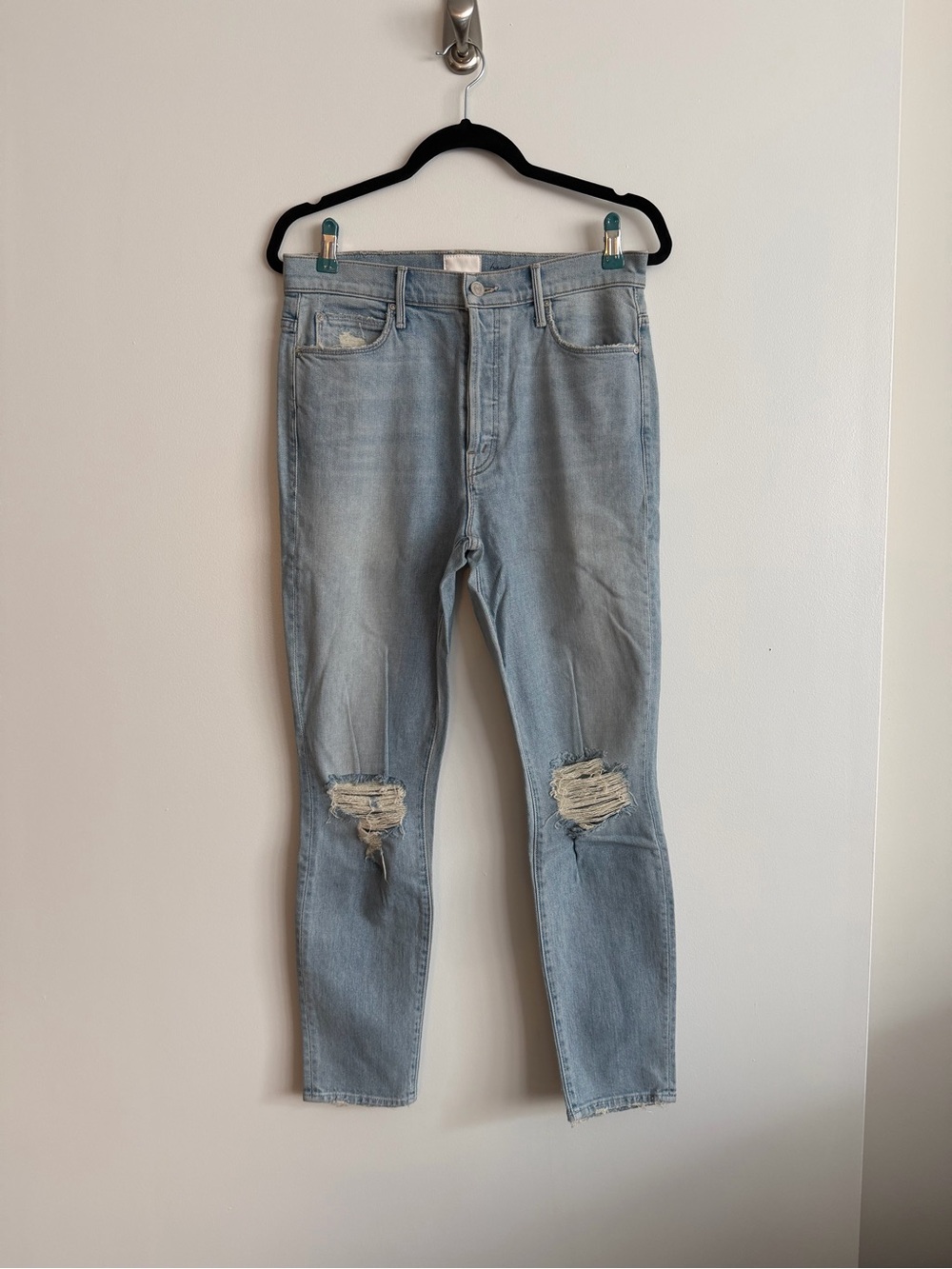 MOTHER Light Wash Distressed Skinny Jeans Easy Does It in Thanks for Everything